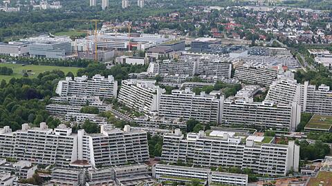 Auch das Olympiadorf, für die Olympischen Sommerspiele 1972 gebaut (heute: 3500 Wohnungen für 6000 Menschen), gehört zum Stadtbezirk . . .