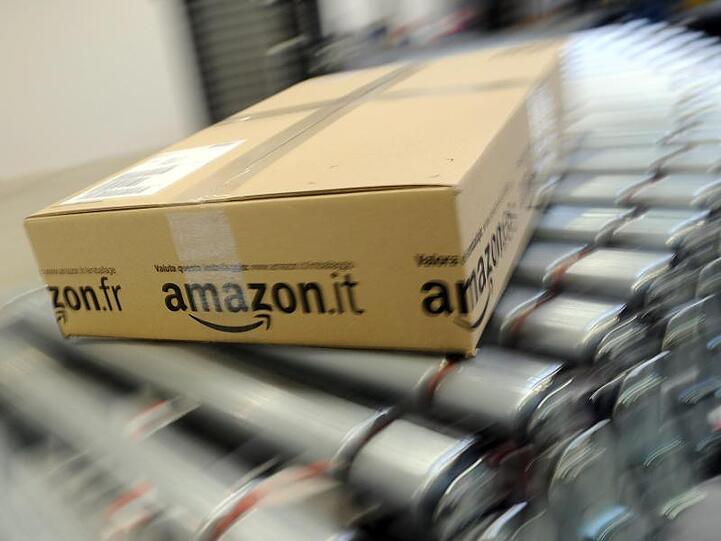 Ein Paket rollt im Amazon Logistikzentrum in Rheinberg über ein Transportband. Foto: Henning Kaiser/Archiv
