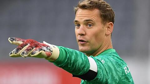 Manuel Neuer reagiert während des Spiels.