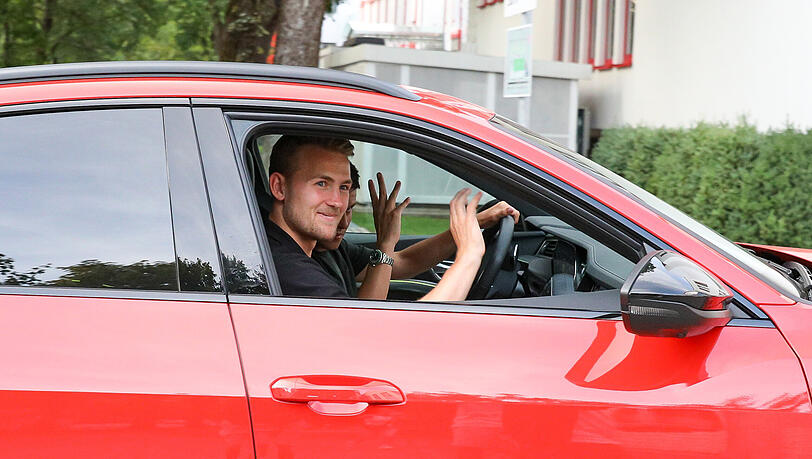 Matthijs de Ligt fährt am Vereinsgelände der Bayern an der Säbener Straße vor.