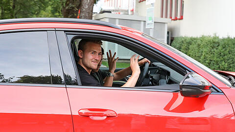 Matthijs de Ligt fährt am Vereinsgelände der Bayern an der Säbener Straße vor.