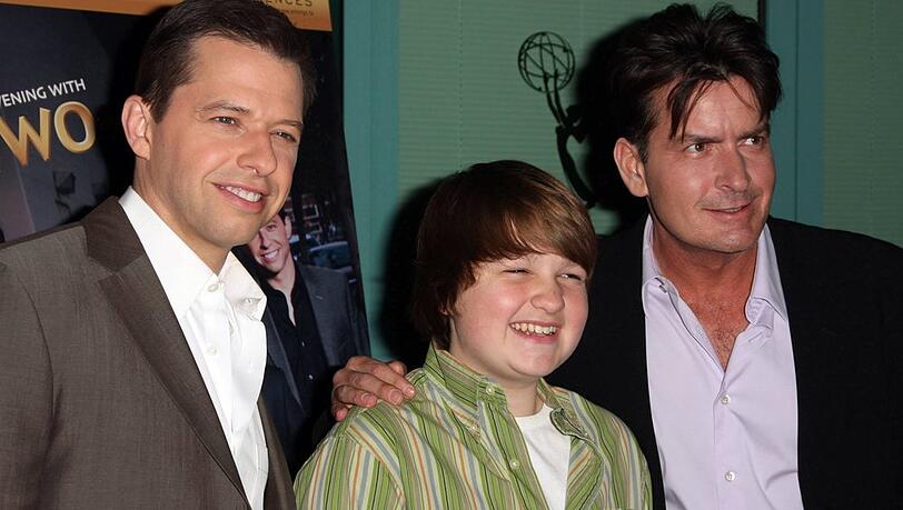 Angus T. Jones im Jahr 2007 mit seinen "Two and a Half Men"-Co-Stars Jon Cryer (l.) und Charlie Sheen (r.).