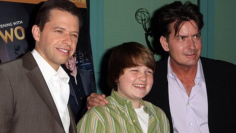 Angus T. Jones im Jahr 2007 mit seinen "Two and a Half Men"-Co-Stars Jon Cryer (l.) und Charlie Sheen (r.).