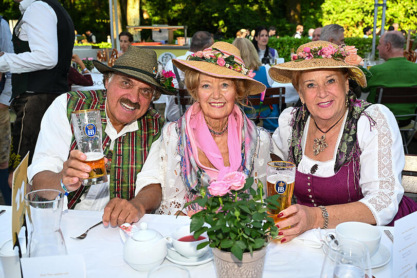 V.l. Michael Behrends, Jodelkönigin Franzi Kinateder und "Teufelsrad"-Betreiberin Lisi Polaczy.