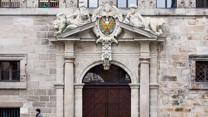 Das Alte Rathaus in Nürnberg. Handelt es sich bei den Aussagen eines Ordners um Volksverhetzung? Das prüfen Staatsschutz und Staatsanwaltschaft jetzt.