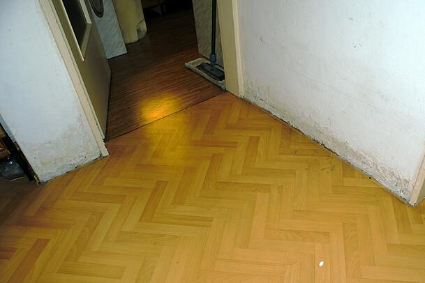 An der Wand ist noch deutlich zu erkennen, wie hoch das Wasser nach dem Wasserschaden stand.