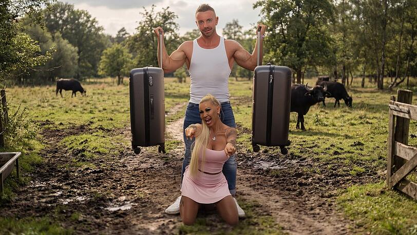 Ginger Costello-Wollersheim und Lukas Reiter sind das zweite Nachrückerpaar in der aktuellen "Sommerhaus der Stars"-Staffel. Ginger Costello-Wollersheim und Lukas Reiter sind das zweite Nachrückerpaar in der aktuellen "Sommerhaus der Stars"-Staffel.