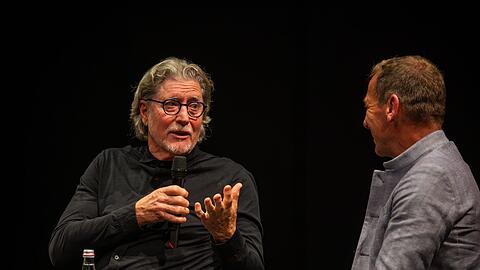 Eine Aktion von Torwart Toni Schumacher (l) sorgte noch lange Zeit nach dem Spiel f&uuml;r gro&szlig;e Aufregung.