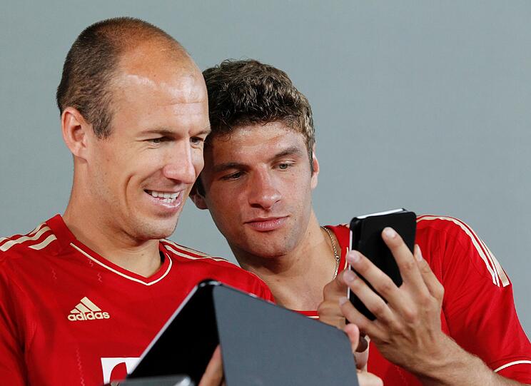 Anstrengender Tag für die Bayern-Kicker: Posing fürs Foto, dann gleich zum Training. Die Bilder von der Säbener