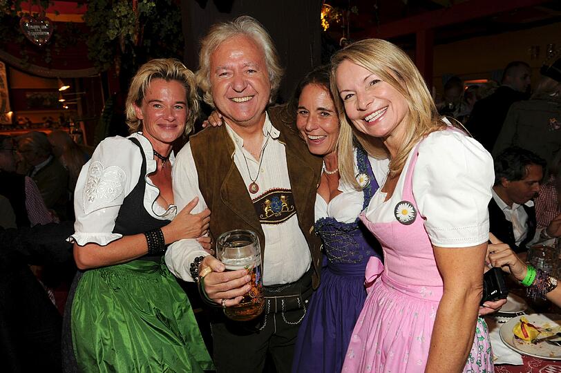 Gastgeber und Gäste: Uschi Schnitzer, Ossy Hoppe, Cathrin Baldessarini und Krimiautorin Jutta Siorpaes.
