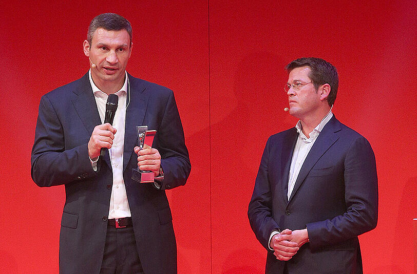Vitali Klitschko wurde von Karl Theodor zu Guttenberg mit dem "Sport Bild" Award ausgezeichnet. Bei seiner Dankesrede thematisierte er die Fußball-WM 2018 in Russland.
