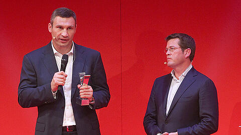 Vitali Klitschko wurde von Karl Theodor zu Guttenberg mit dem "Sport Bild" Award ausgezeichnet. Bei seiner Dankesrede thematisierte er die Fußball-WM 2018 in Russland.