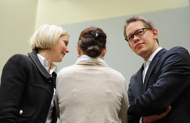 Beate Zschäpe zwischen ihren Anwälten Anja Sturm und Wolfgang Heer