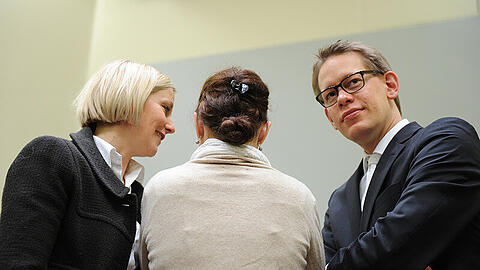 Beate Zschäpe zwischen ihren Anwälten Anja Sturm und Wolfgang Heer