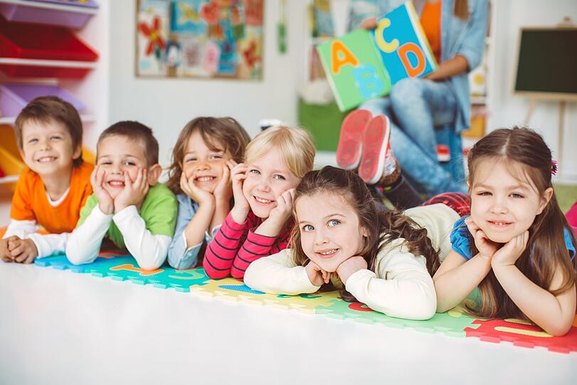 Die Kleinen werden in der kostenfreien Kinderbetreuung bestens betreut und sind glücklich beim gemeinsamen Malen, Basteln und Toben.
