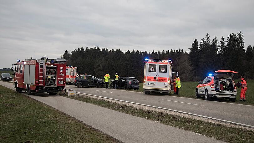 Der Audi-Fahrer erlag an der Unfallstelle seinen Verletzungen, die schwer verletzte Mini-Fahrerin kam ins Krankenhaus.