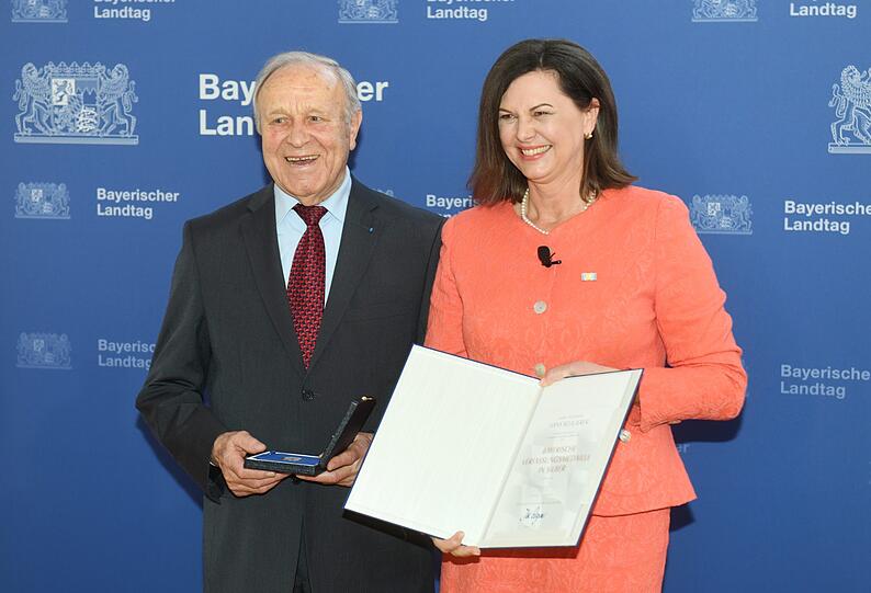 Hans Schuierer (SPD), früherer Landrat von Schwandorf, erhält von Ilse Aigner (CSU), Landtagspräsidentin, im Bayerischen Landtag die Verfassungsmedaille.