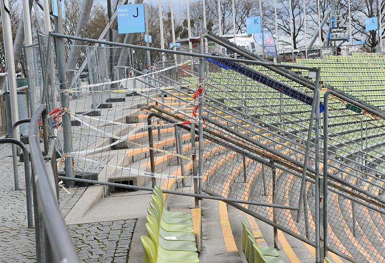 Der Beton bröckelt: Ein Bauzaun und Flatterband auf der Nordkurve im Olympiastadion.