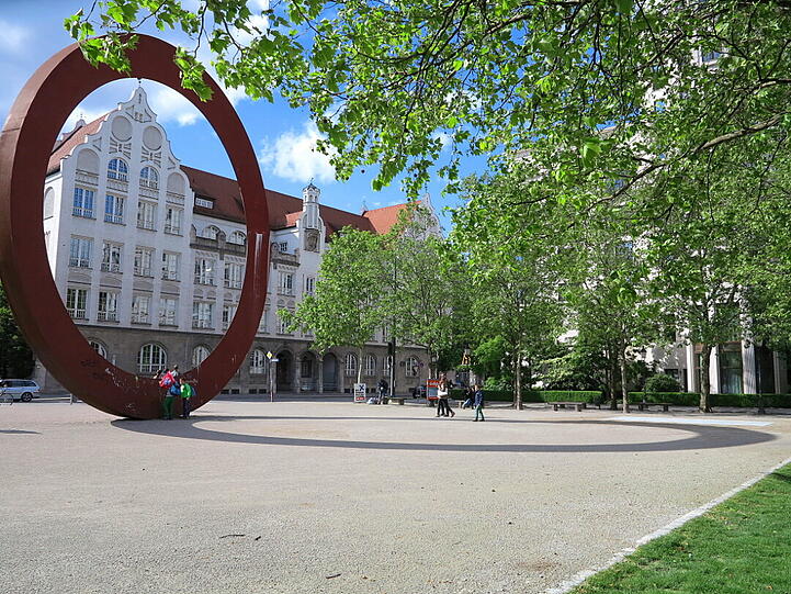 Kunst im öffentlichen Raum: AZ-Leser Djordje Matkovic hat die Schattenspiele der Skulptur an der Luisenstraße eingefangen.