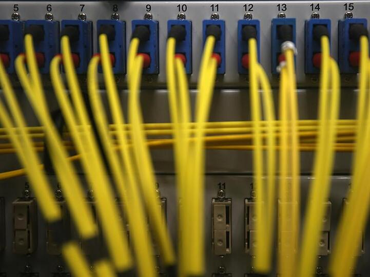 Netzwerkkabel verbinden Server. Viele dieser Geräte sind angriffsfälliger als ihre Besitzer wissen.