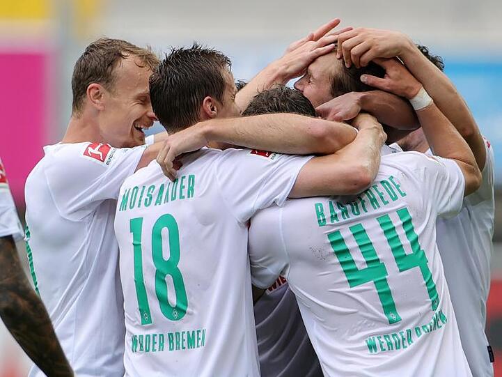 Die Bremer Spieler feiern den 5:1-Sieg in Paderborn.