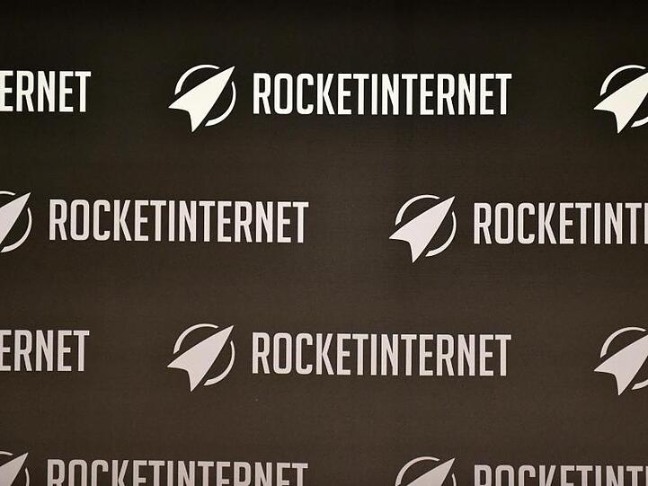 Das Logo von Rocket Internet in Berlin während einer Jahreshauptversammlung (Archiv).
