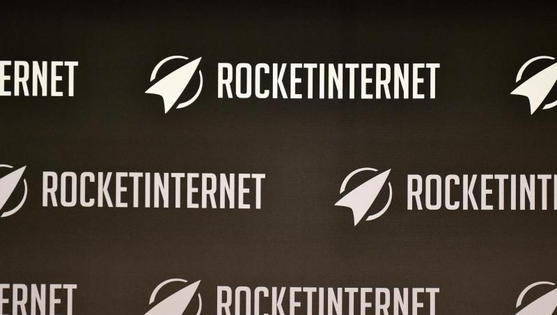 Das Logo von Rocket Internet in Berlin während einer Jahreshauptversammlung (Archiv).