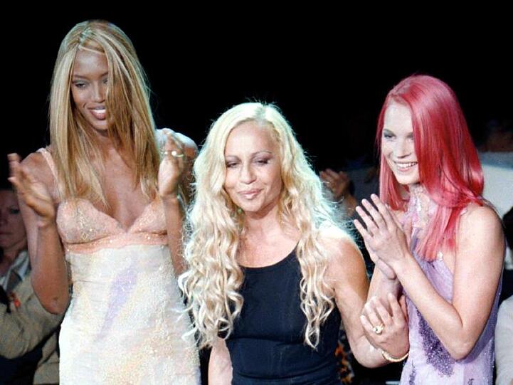 Donatella Versace 1998 mit den Supermodels Naomi Campbell (l) und Kate Moss.