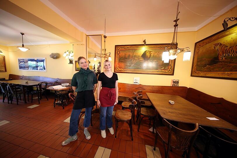 Café im Hinterhof - mit den charmanten Bedienungen Charlotte und Pia.