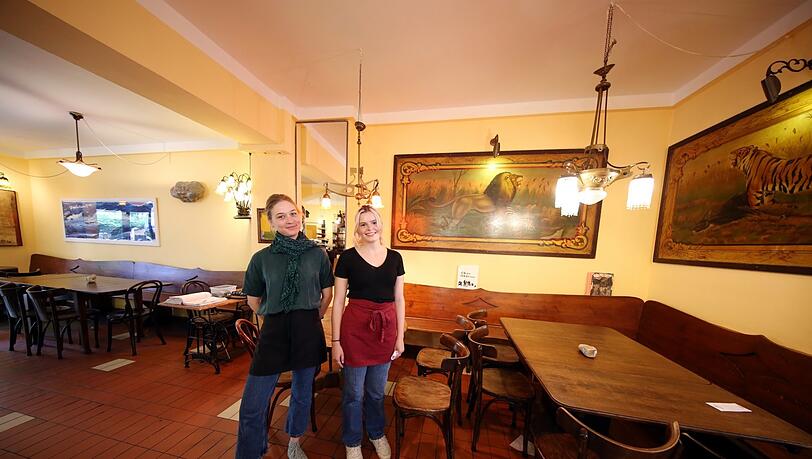 Café im Hinterhof - mit den charmanten Bedienungen Charlotte und Pia. Café im Hinterhof - mit den charmanten Bedienungen Charlotte und Pia.
