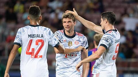 Auch die Trikots der Bayern-Stars um Jamal Musiala, Thomas Müller und Robert Lewandowski (l-r) sorgten für Aufsehen.
