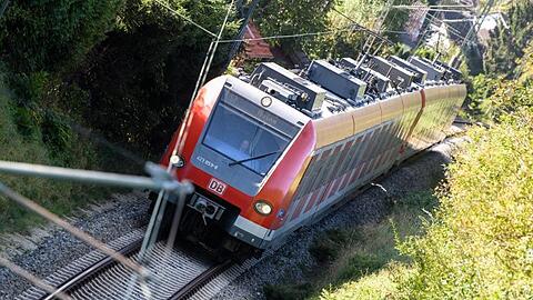 Eine 44-Jähriger blockierte an Silvester die Gleise in Stockdorf. (Symbolbild)