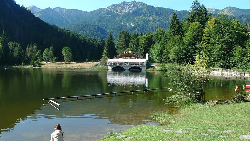 Der Pflegersee mit Blick auf das gleichnamige Gasthaus. Der Pflegersee mit Blick auf das gleichnamige Gasthaus.