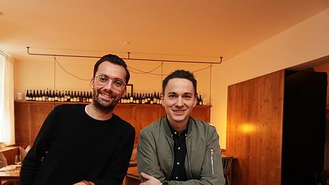 Sobald Stefan Grabler (l.) und Markus Hirschler den Mund aufmachen, wird man in ein österreichisches Beisl versetzt. Genau solche Wiener Gaststätten dienten ihrem Lokal Waltz als Vorbild.