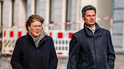 Innenministerin Sabine Sütterlin-Waack und Flensburgs Oberbürgermeister Fabian Geyer am Unglücksort.