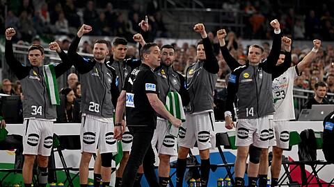 Bundestrainer Alfred Gislason (M) sah eine vor allem in der Defensive starke Leistung seiner Mannschaft.