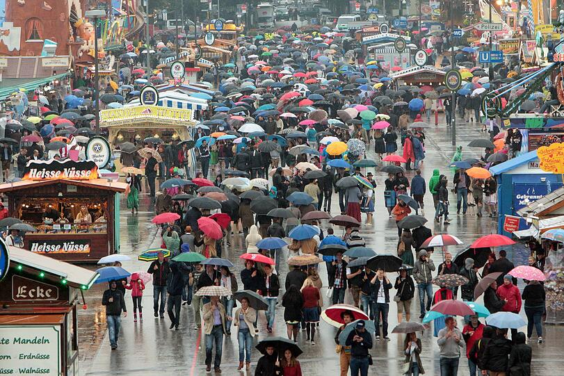 Bilder des Tages Regenwetter beim Auftakt zum Münchner Oktoberfest, München, Bayern, Deutschland

Images the Day Rainy weather the Beginning to Munich Oktoberfest Munich Bavaria Germany