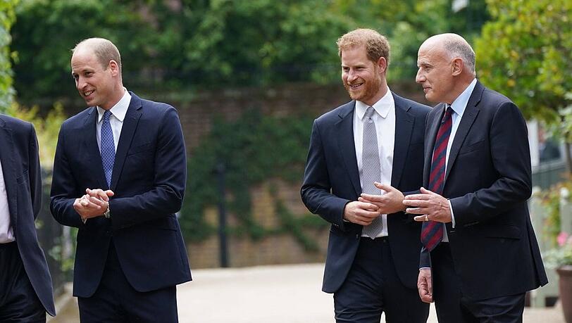 Jamie Lowther-Pinkerton (r.) mit Prinz Harry (m.) und Prinz William im Jahr 2021 in London. Jamie Lowther-Pinkerton (r.) mit Prinz Harry (m.) und Prinz William im Jahr 2021 in London.