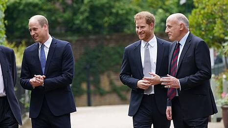 Jamie Lowther-Pinkerton (r.) mit Prinz Harry (m.) und Prinz William im Jahr 2021 in London.