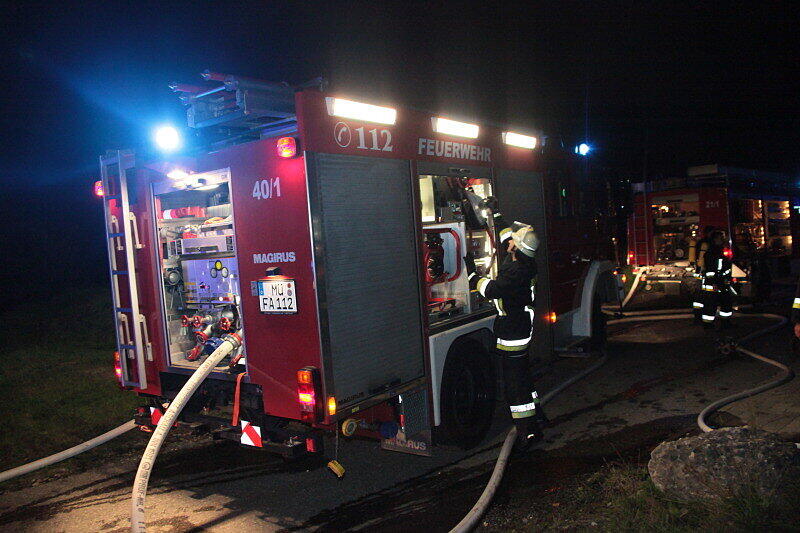 Völlig ausgebrannt: In Tötenberg bei Aschau stand ein Klein-Lkw in Flammen. Als die Feuerwehren beim Fahrzeug eintrafen, stand es bereits voll in Brand. Die Ursache des Feuers war zum Montagmorgen noch unbekannt.