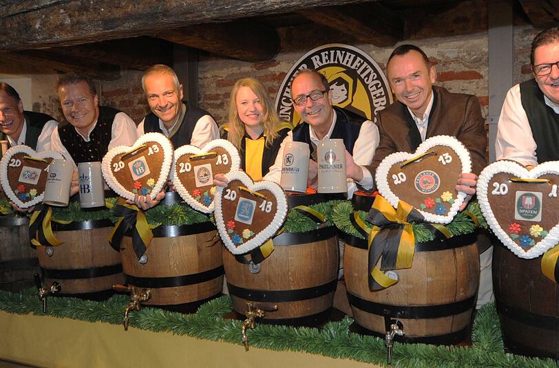 Die Münchner Brau-Bosse auf einen Blick (von links): Jannik Inselkamer (Augustiner), Anreas Steinfatt (Paulaner), Michael Möller (Hofbräu), das Münchner Kindl Maria Newrzella, Günter Kador (Löwenbräu), Bernhard Klier (Spaten).