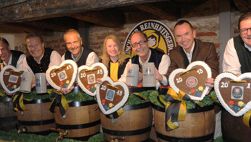 Die Münchner Brau-Bosse auf einen Blick (von links): Jannik Inselkamer (Augustiner), Anreas Steinfatt (Paulaner), Michael Möller (Hofbräu), das Münchner Kindl Maria Newrzella, Günter Kador (Löwenbräu), Bernhard Klier (Spaten). Die Münchner Brau-Bosse auf einen Blick (von links): Jannik Inselkamer (Augustiner), Anreas Steinfatt (Paulaner), Michael Möller (Hofbräu), das Münchner Kindl Maria Newrzella, Günter Kador (Löwenbräu), Bernhard Klier (Spaten).