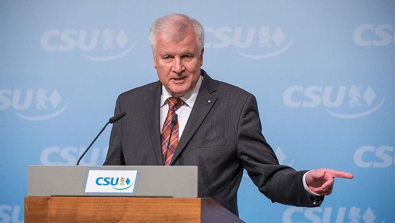 Die CSU um Parteichef Horst Seehofer denkt im Streit um die deutsche Asylpolitik auch über eine Verfassungsklage nach. Die CSU um Parteichef Horst Seehofer denkt im Streit um die deutsche Asylpolitik auch über eine Verfassungsklage nach.