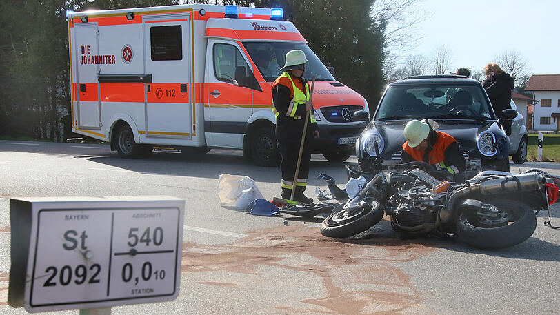 Der Motorradfahrer wurde verletzt und kam ins Krankenhaus. Die Bilder von der Unfallstelle.