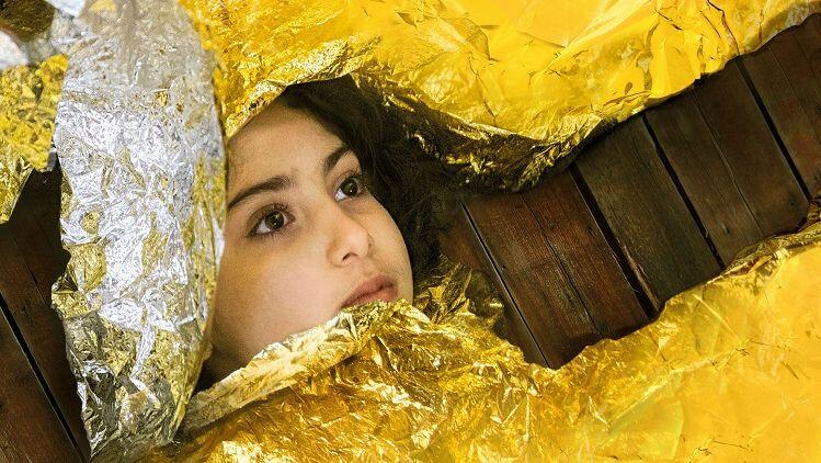 Goldfolie gegen Unterkühlung: Ein Flüchtlingsmädchen im Boot nach der Rettungsaktion Mare Nostrum.