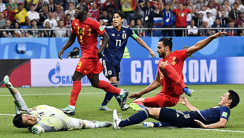 Der Belgier Nacer Chadli (rechts oben) trifft zum siegbringenden 3:2 gegen Japans Torwart Eiji Kawashima (links). Der Belgier Nacer Chadli (rechts oben) trifft zum siegbringenden 3:2 gegen Japans Torwart Eiji Kawashima (links).