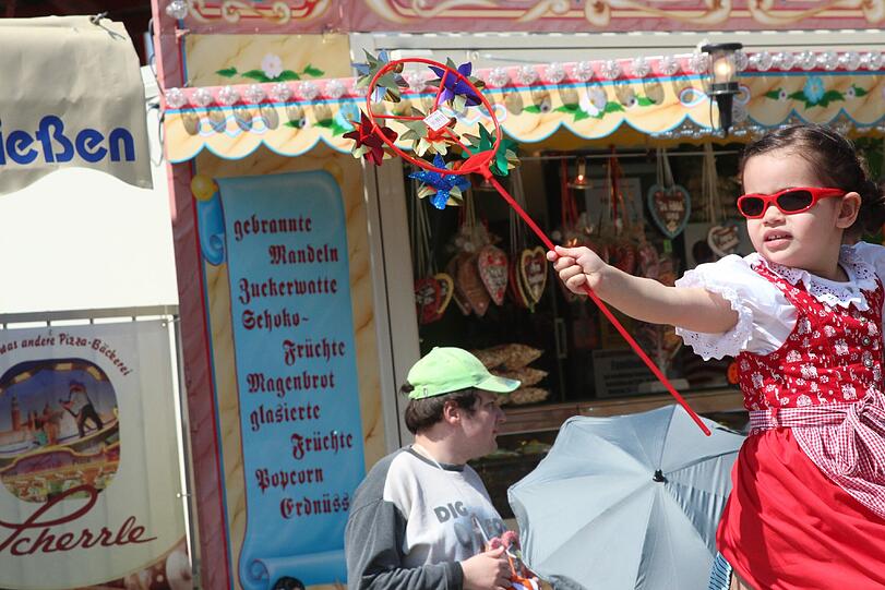 Dirndl, Brille und Windrad sind optimal aufeinander abgestimmt. Kompliment.