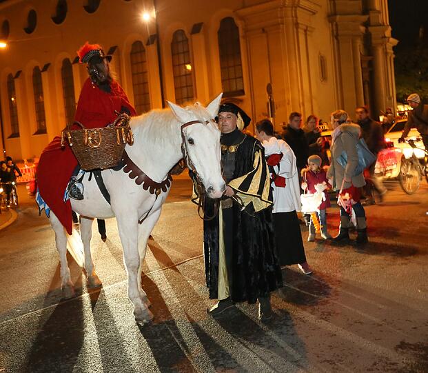 Leuchtende Augen und Lichterglanz: Beim Martinszug durch die Altstadt ging's vom Viktualienmarkt bis zum Dom. Der Breznreiter war auch dabei.