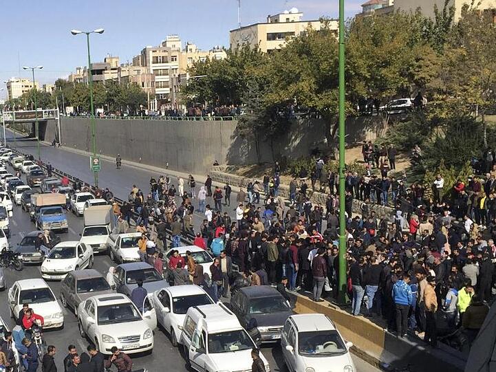 Demonnstranten blockieren eine Straße in Isfahan: Im Iran sind Tausende Menschen gegen die Rationierung und Verteuerung von Benzin auf die Straße gegangen.