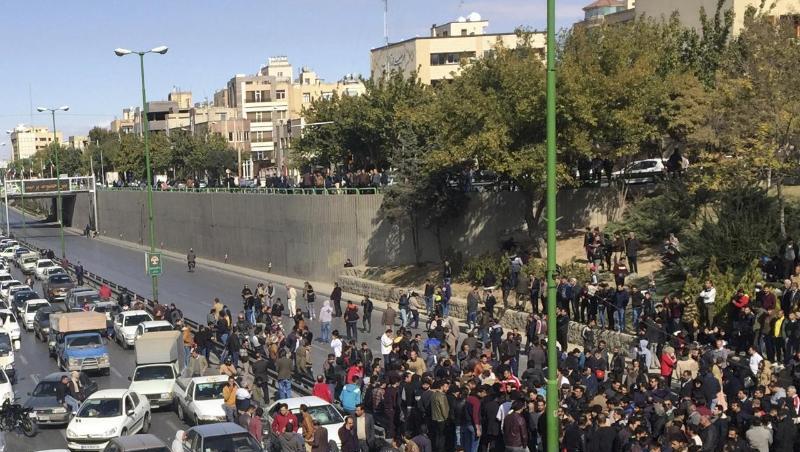 Demonnstranten blockieren eine Straße in Isfahan: Im Iran sind Tausende Menschen gegen die Rationierung und Verteuerung von Benzin auf die Straße gegangen. Demonnstranten blockieren eine Straße in Isfahan: Im Iran sind Tausende Menschen gegen die Rationierung und Verteuerung von Benzin auf die Straße gegangen.